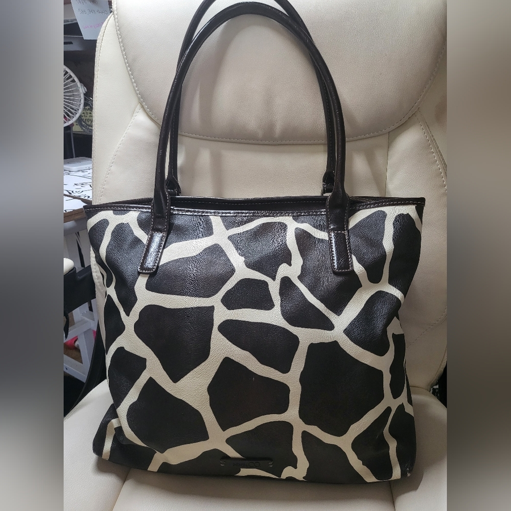 Nine & Co. Brown & Tan Giraffe Print Tote Bag - Picture 9 of 16